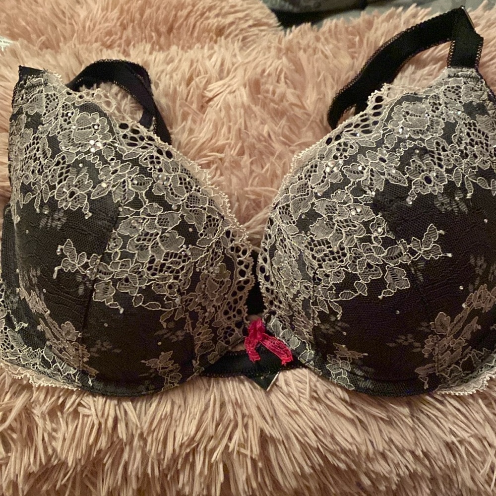 Victoria’s Secret dream Angela push up bra size 32DD. Great condition!